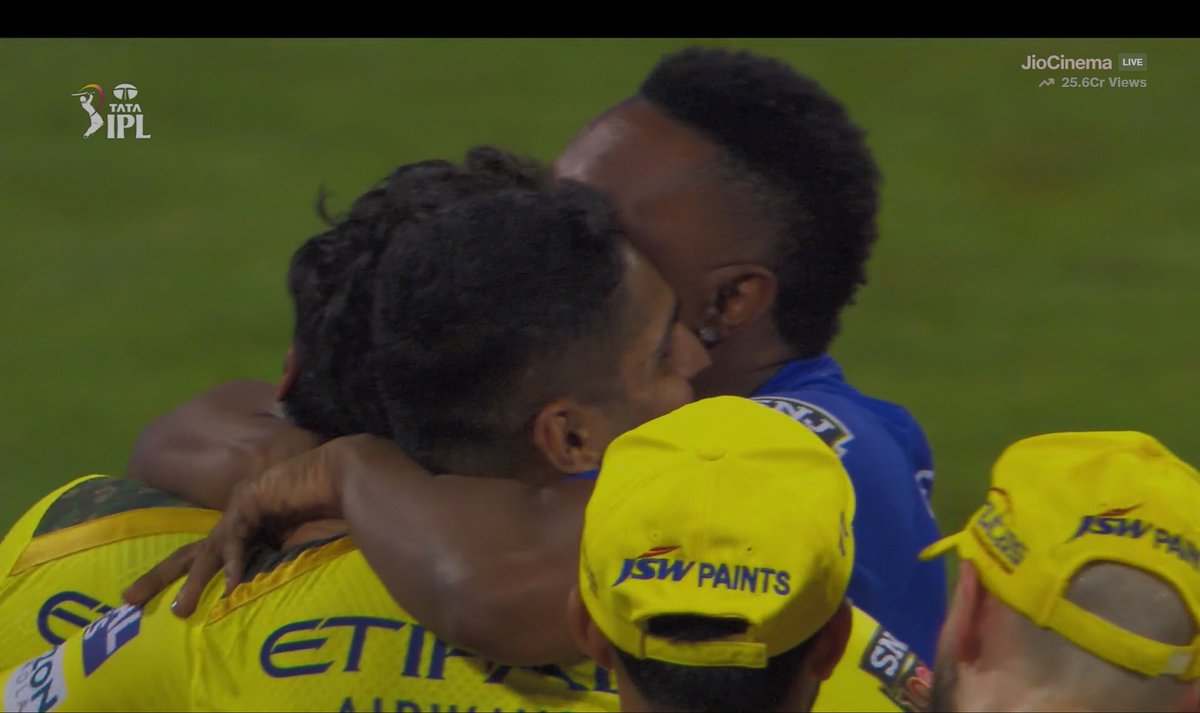 CricCrazyJohns's tweet photo. Bravo hugging Deshpande &amp; Thakur after the match....!!!!

15th over by Thakur - 2 runs. 
16th over by Deshpande - 3 runs. 

Bravo, The bowling Guru. 🫡 https://t.co/3j7yzawRqh