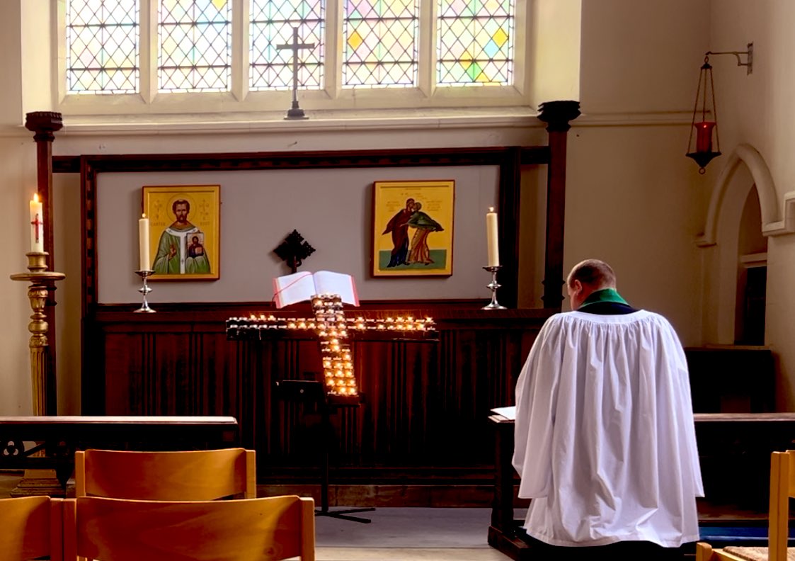 Poignant Service of Hope @StAugustineSW17 this evening. Praying for world peace especially in the Middle East, lighting candles from the Paschal Candle. ‘The light shines in the darkness, and the darkness did not overcome it ‘ (John 1.5). @SouthwarkCofE @BishopSouthwark