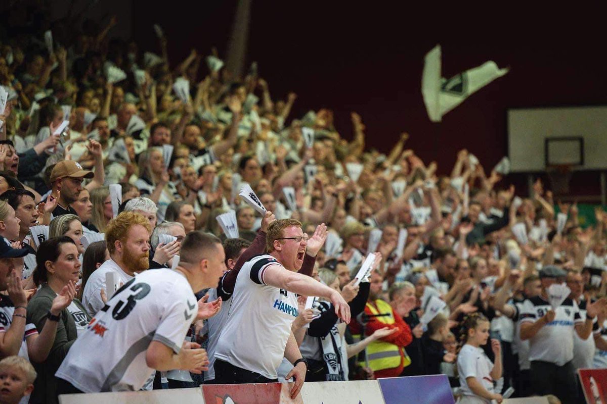 Þökkum Haukum og <a href="/hersveit/">Hersveitin</a> fyrir skemmtilegt einvígi. Frábær umgjörð og mæting hjá heimamönnum. 

Við viljum nota tækifærið og óska Haukum og þeirra stuðningsfólki góðrar skemmtunar í sumarfríinu og minnum á að best er að ganga hægt inn um gleðinnar dyr.