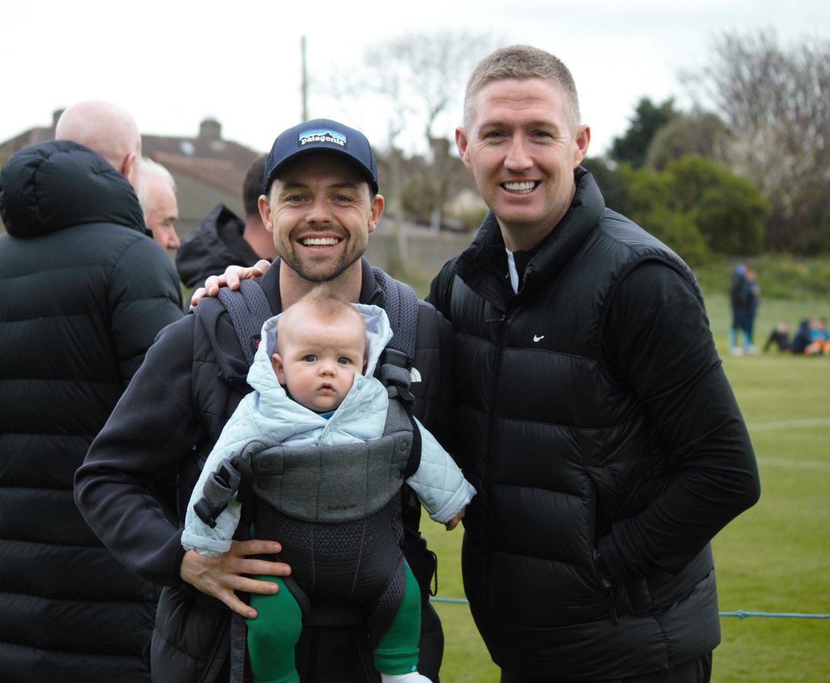 The Camera man at Armagh road today got a snap of 2 legends….. And me😂💙 @crumlinunited @AlQuinn2015