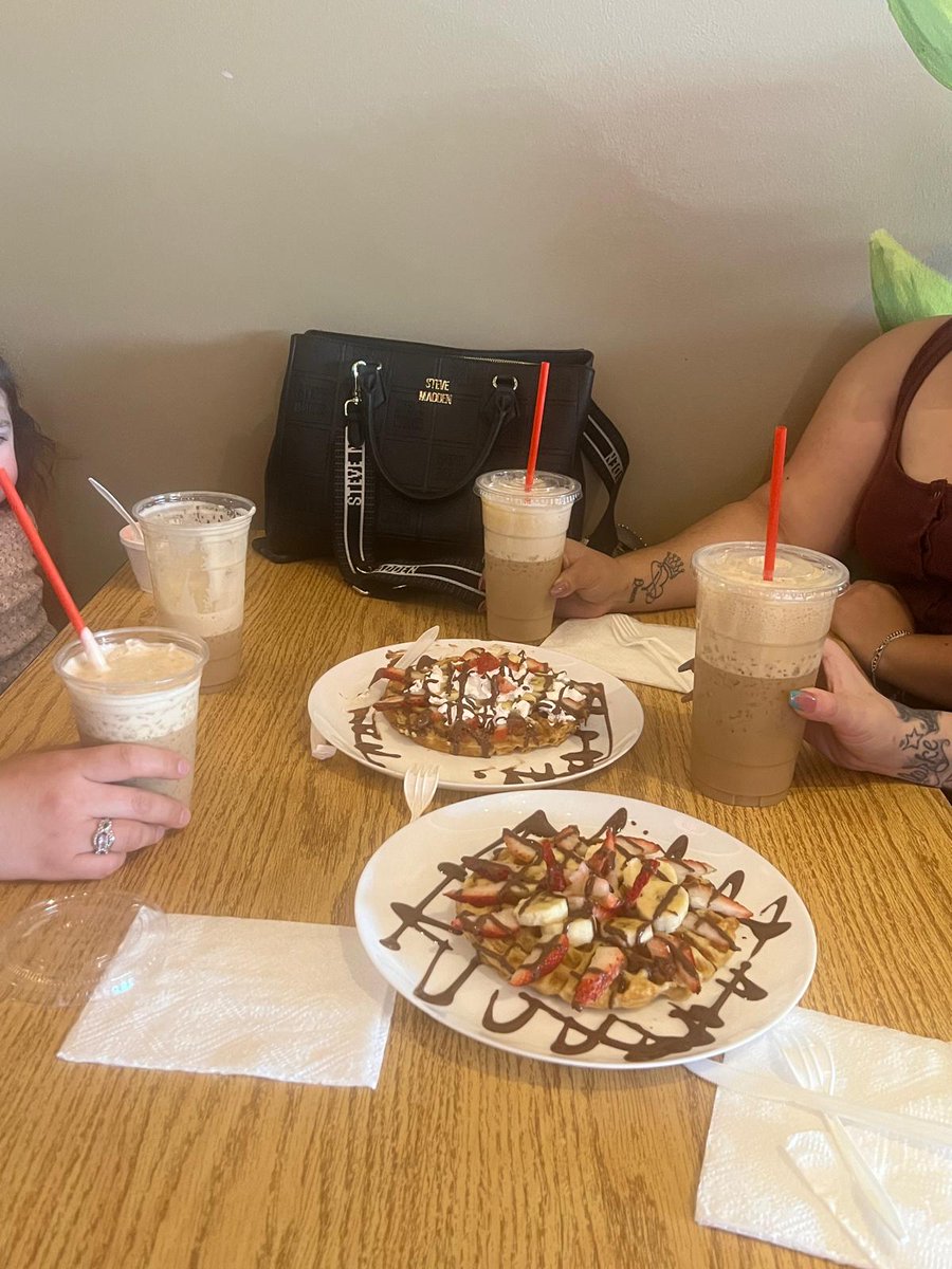 Disfrutando unos deliciosos 🧇 waffles y unos refrescantes ice coffe con amigas mmm

#Waffles #CaféHelado #Amigas #TardePerfecta #DulcesMomentos #CoffeeLovers #Desayuno #Brunch #Gastronomía #MomentosFelices #Amistad #PlaceresDeLaVida