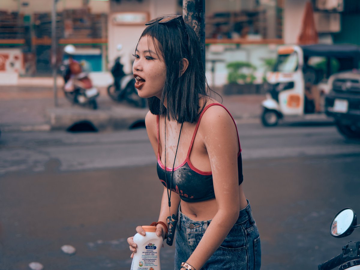 A taste of Khmer New Year - water, baby powder and more water; this is baby powder
/
Un soupçon du nouvel an khmer — de l'eau, du talc et plus d'eau ; là c'est du talc

#Cambodia #PhnomPenh #KhmerNewYear #StreetPhotography
#Cambodge #PhotographieDeRue #PhotoDeRue #NouvelAnKhmer