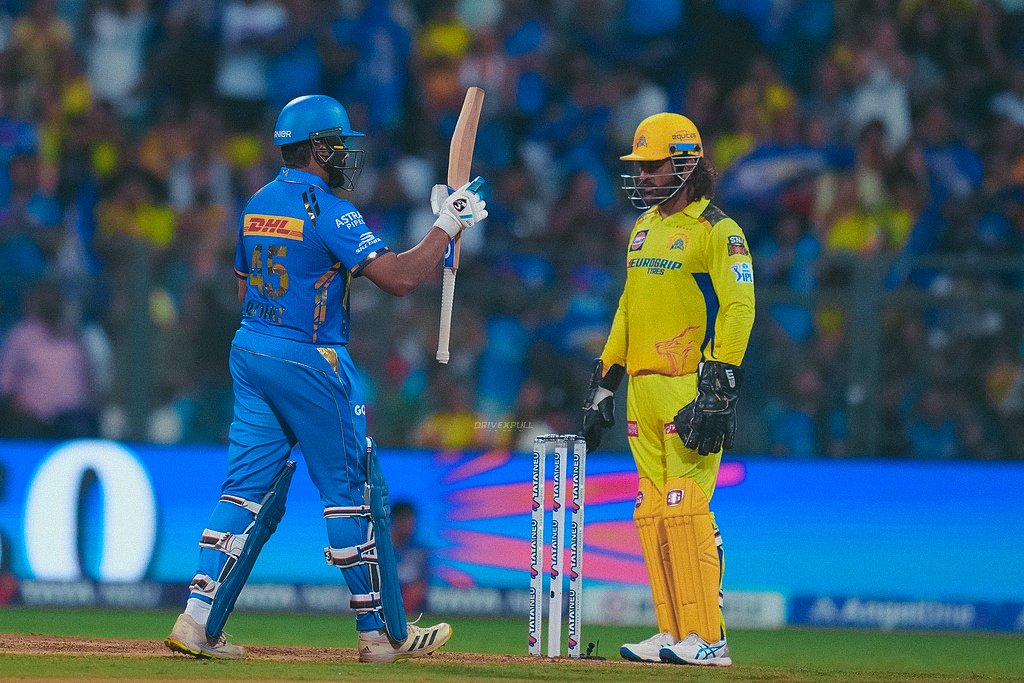 Akshay_Patil_07's tweet photo. Rohit Sharma and MS Dhoni pics in HD between #MIvsCSK match 

#CSKvsMI https://t.co/4icMj9svM8