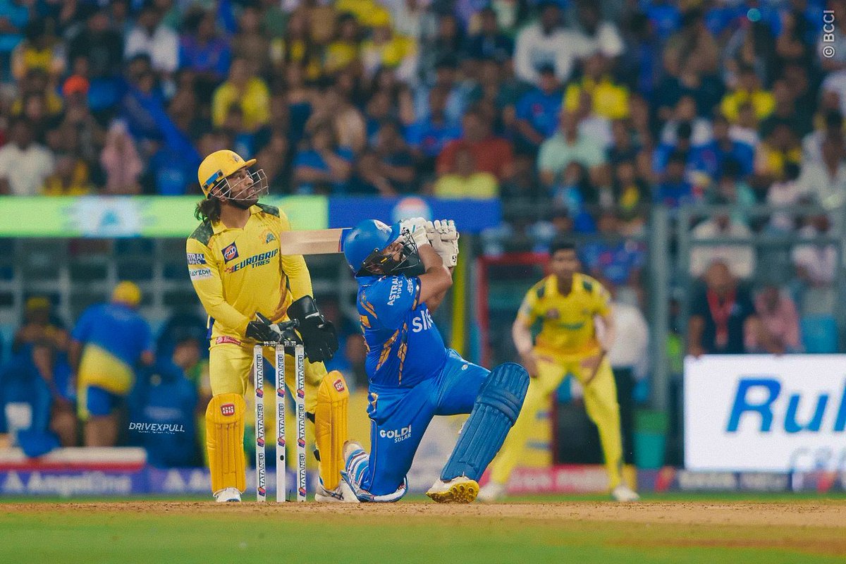 Akshay_Patil_07's tweet photo. Rohit Sharma and MS Dhoni pics in HD between #MIvsCSK match 

#CSKvsMI https://t.co/4icMj9svM8