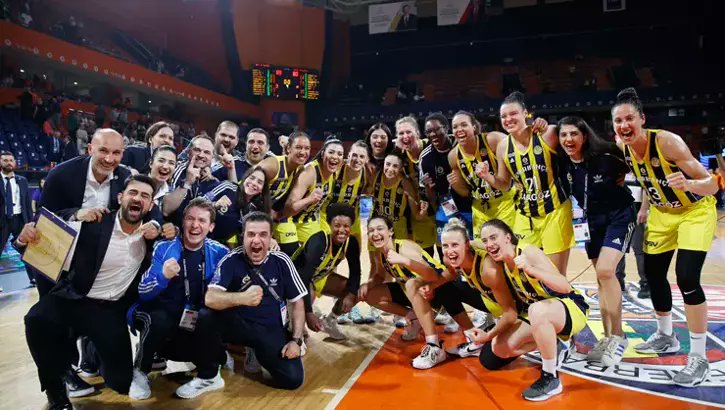 Tebrikler Kızlar. Milli Gurur Oldunuz👏👏👏
Kadınlar Euroleague'de son şampiyon apoletini taşıyan Sarı-Lacivertliler, finalde Villeneuve d’Asv LM'yi 106-73'lik skorla devirdi ve üst üste 2. kez kupanın sahibi oldu. Fenerbahçe, bu başarıyı gösteren ilk Türk unvanını eline geçirdi