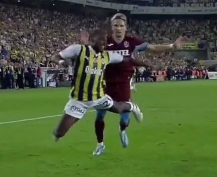 Kadıköy'de Osayi'ye çıkmayan kırmızı kart, Karagümrük'lü futbolcu olunca hemen çıkıyor...