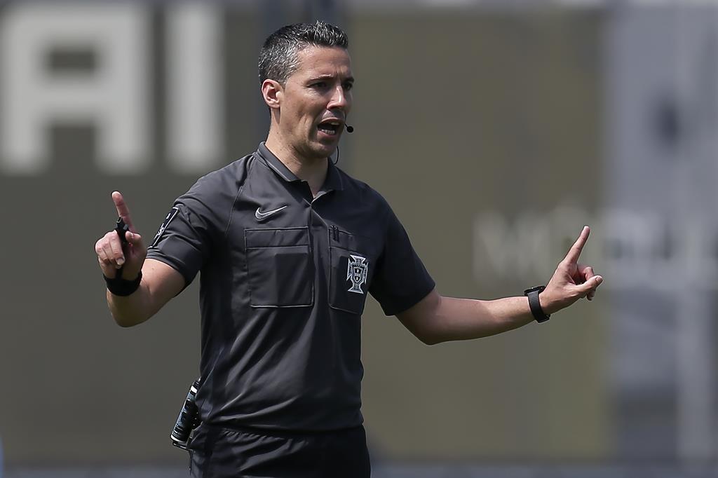 Fatih Karagümrük maçının VAR hakemi Portekizli Andre Narciso'yu yerinde müdahaleler ile verdiği doğru kararlardan dolayı tebrik ediyoruz.

Utanın Türk hakemleri!