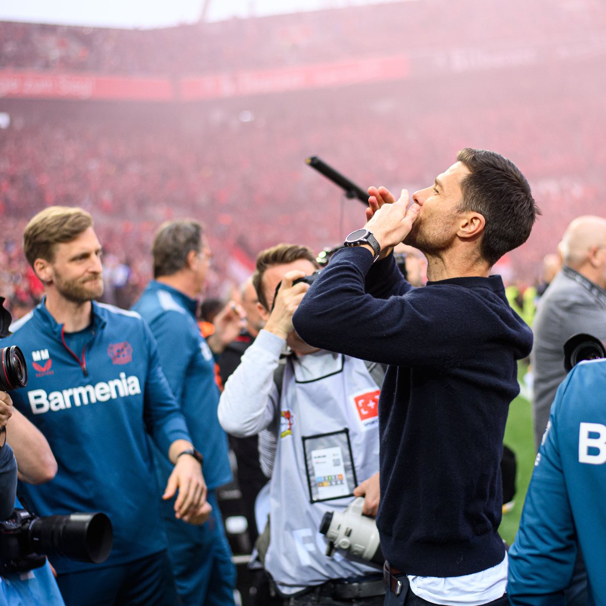 🗯️ @XabiAlonso: 'Das ist ein ganz besonderer Moment für den Verein. Nach 120 Jahren das erste Mal die Bundesliga zu gewinnen, das ist etwas ganz besonderes. Die Spieler sind top, sie sind eine Top-Mannschaft. Ich bin sehr stolz auf alle. Für mich ist es eine Ehre hier zu…