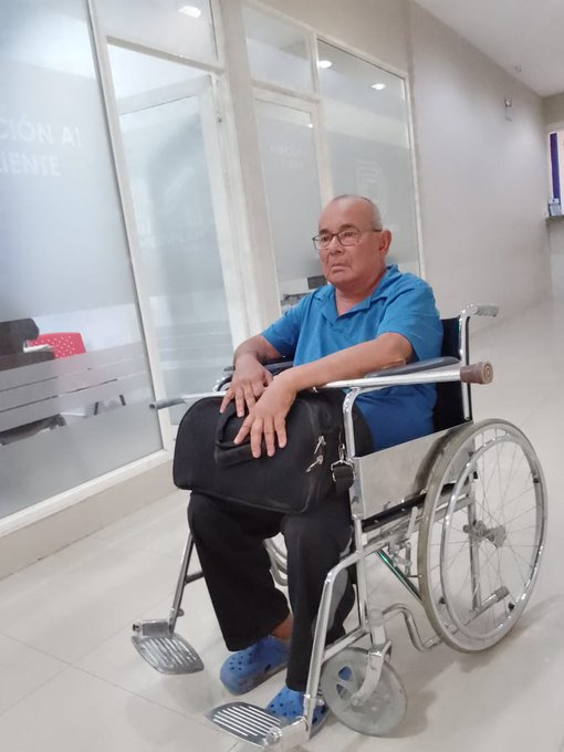 InforTvenezuela's tweet photo. *** Solidaridad , Servicio Público ***

El Mayor de los Bomberos Luis Contreras, experto en mordeduras de serpientes y quien ha ayudado a una gran cantidad de personas que han sido víctimas de estos oficios,requiere la ayuda de entes gubernamentales y particulares, para la adquisición de una prótesis de cadera y para su operación.
Padece de artrosis en la cadera y requiere lo solicitado para poder seguir desempeñándose en lo que le apasiona: salvar vidas. 
Las personas e instituciones que quieran ayudarlo pueden hacerlo en las siguientes cuentas  bancarias: Pago Móvil: Banco Banesco. CI 5.598.036. Teléfono 0424-631.78.24.
Banco de Venezuela.  C.I. 5.598.036. Luis Contreras. Teléfono: 0424-631.78.24
@TarekWiliamSaab @ViceVenezuela @AdolfoP_Oficial 

# @laprensalara