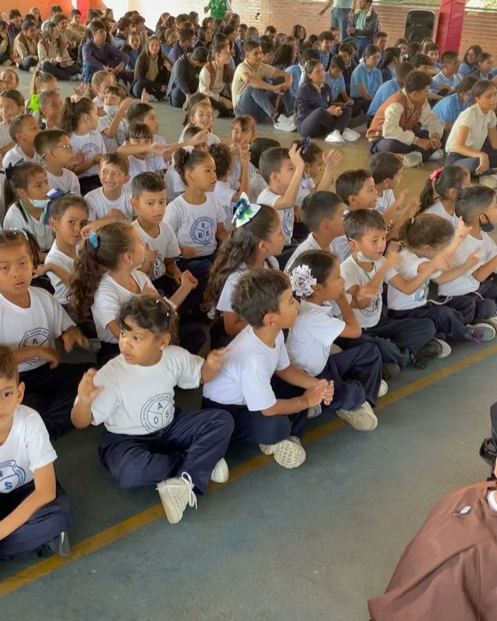 ADSmundial's tweet photo. 📚 Enseñar a los más jóvenes es sembrar semillas de esperanza y transformación en el mundo. En muchos lugares, especialmente en sectores vulnerables, la educación es la llave que abre puertas hacia un futuro mejor. https://t.co/jXznI3cMqL