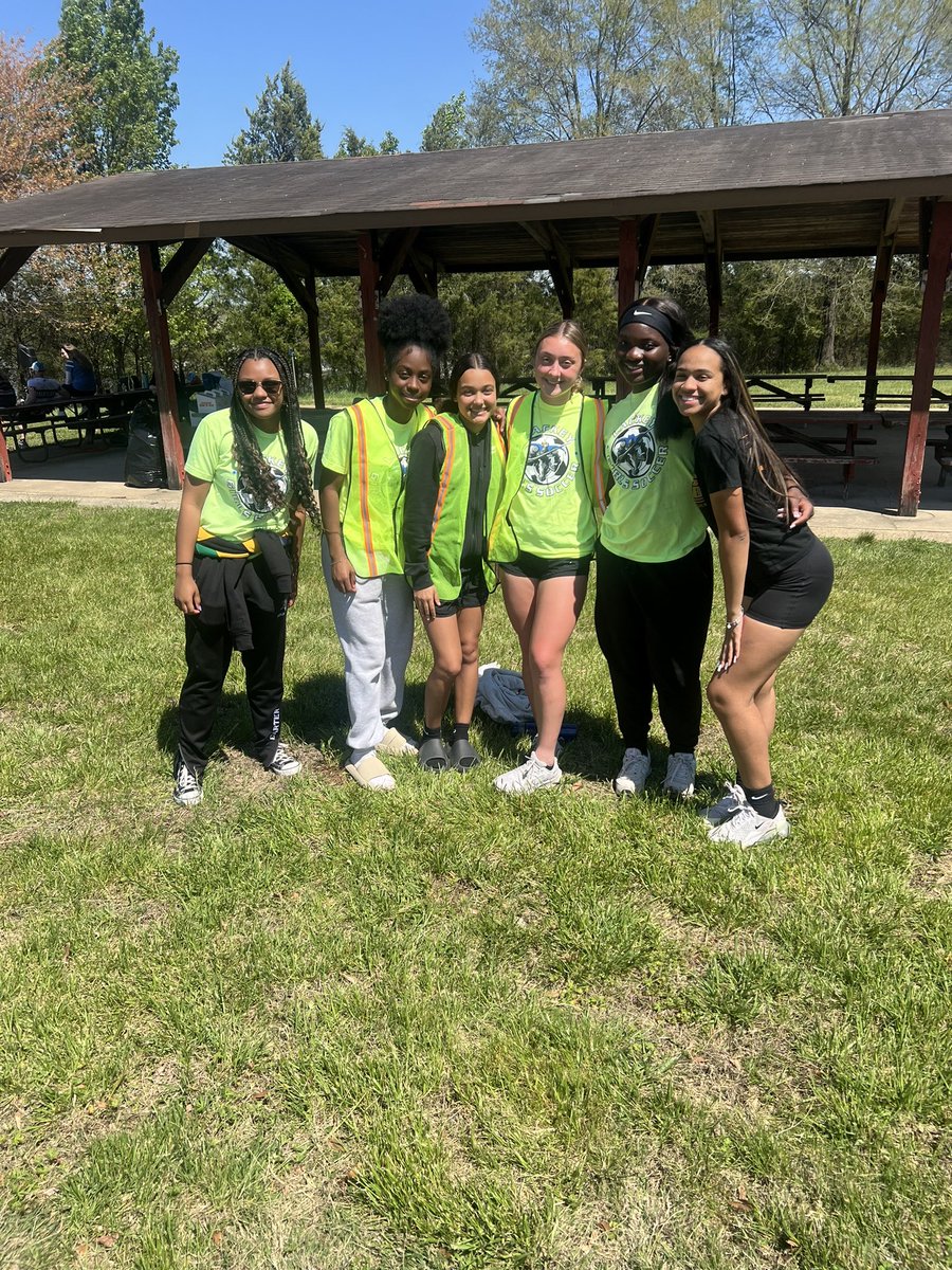Volunteering at the Cal Tri-DC today…perfect Sunday &amp; congrats to all the athletes 💪🏼<a href="/CoachJLush/">#LACKEYPRIDE</a> <a href="/LackeyWrestling/">Lackey Wrestling</a> #CalTriDC