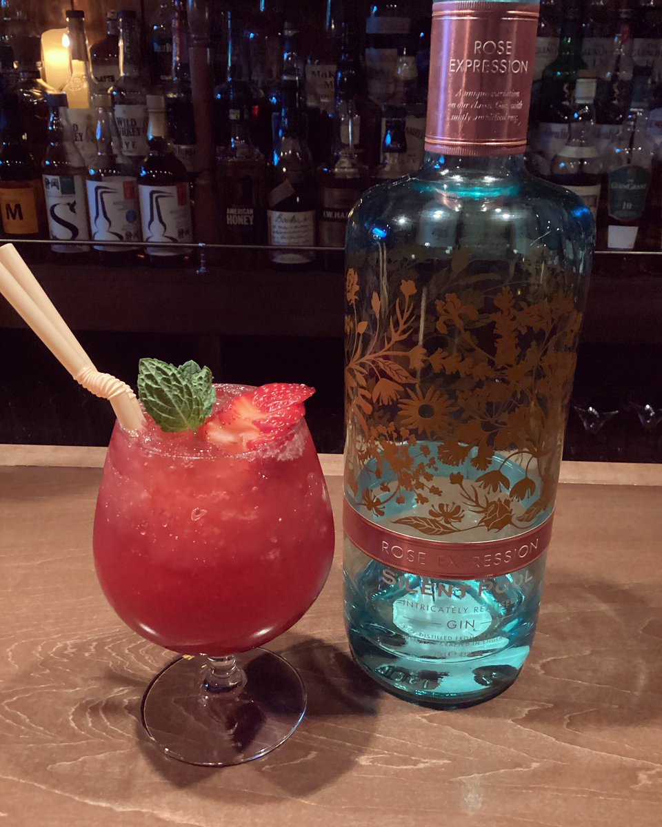 【苺のジンクーラー】
暖かくなって来て春の陽気を感じますね

春の苺が入りましたのでクーラースタイルで仕上げました、甘酸っぱい春の味です。

お試しあれ

皆様良い夜を☆

#カクテル #ジン #bar #バー好きな人と繋がりたい #おしゃれなお店 #カクテル #港区 #港区女子 #赤坂見附　#苺