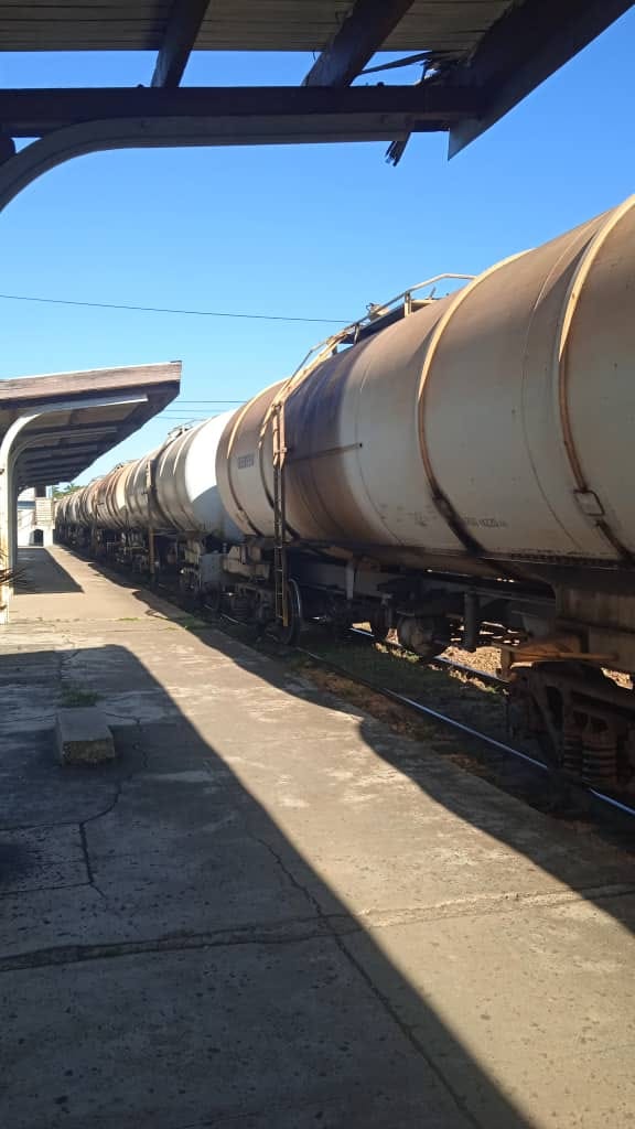 🚂 Un tren que transportaba petróleo se descarriló en la provincia de #SanctiSpíritus. 🙏 Afortunadamente, no hubo derrame del producto ni pérdida de vidas humanas. #TelevisiónAvileña #Cuba #Transporte