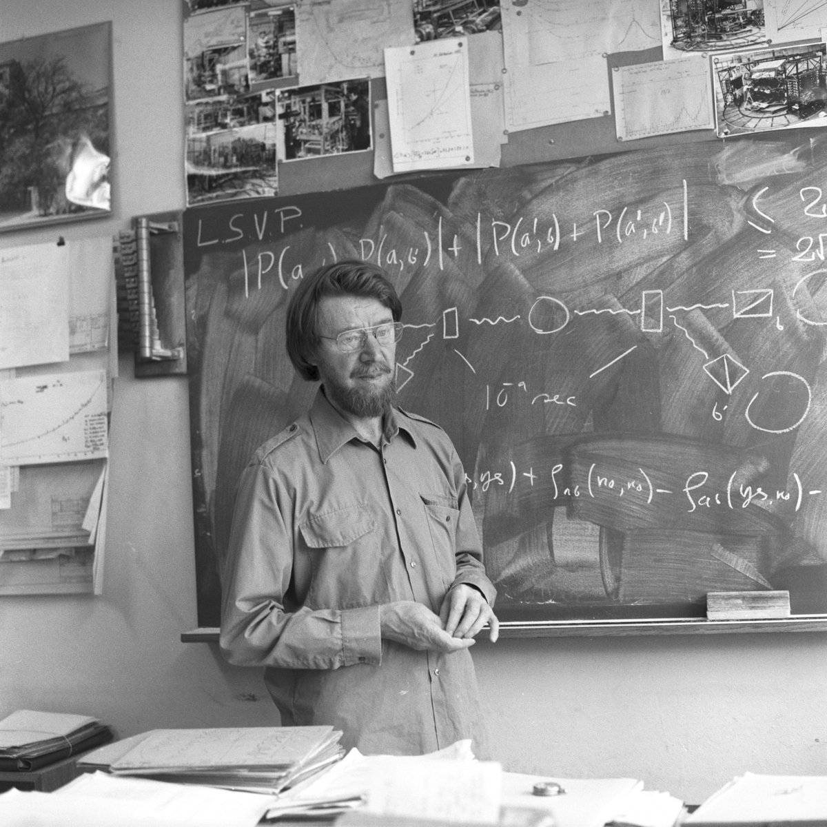 On this #WorldQuantumDay, we feature CERN theorist John Bell who, 60 years ago, formulated a theorem known as Bell's inequalities. It allowed #quantum entanglement to be tested, which is at the root of promising technologies including quantum computing and cryptography. Bell’s