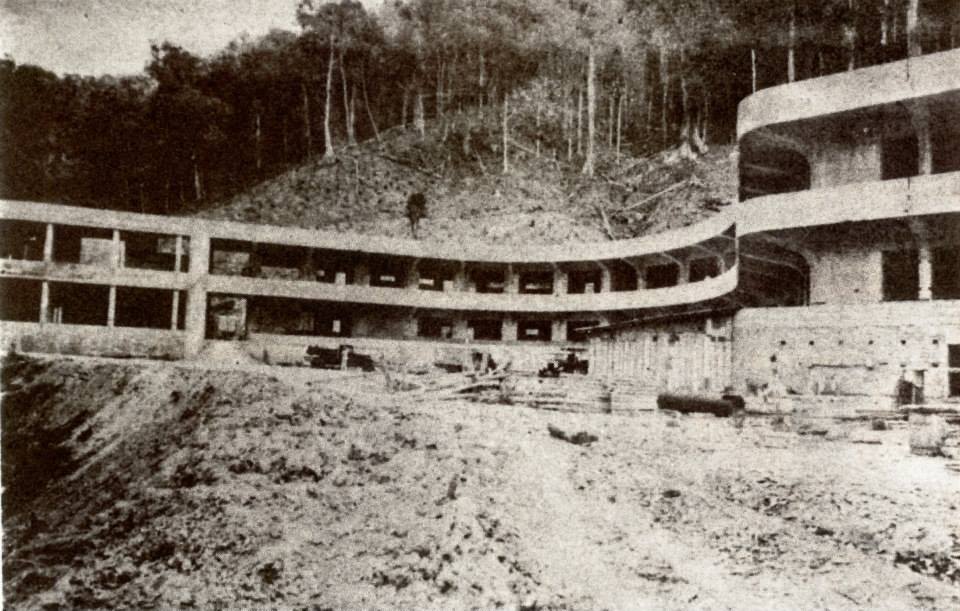 ArquitecturaVzl's tweet photo. El 1ero de enero de 1933 el Ministerio de Obras Públicas comienza la construcción del Hotel Rancho Grande, en el estado Aragua, siguiendo el proyecto elaborado por el ingeniero francés André Potel. https://t.co/I0hprGackj