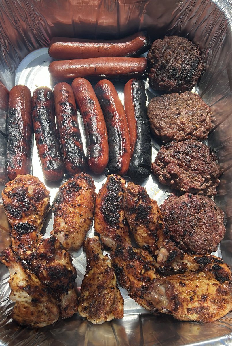 jayjaybenny's tweet photo. I BBQ’d while playing Uncle Charlie Wilson ……. Neighbors calling me cousin https://t.co/vPsp76WyM7