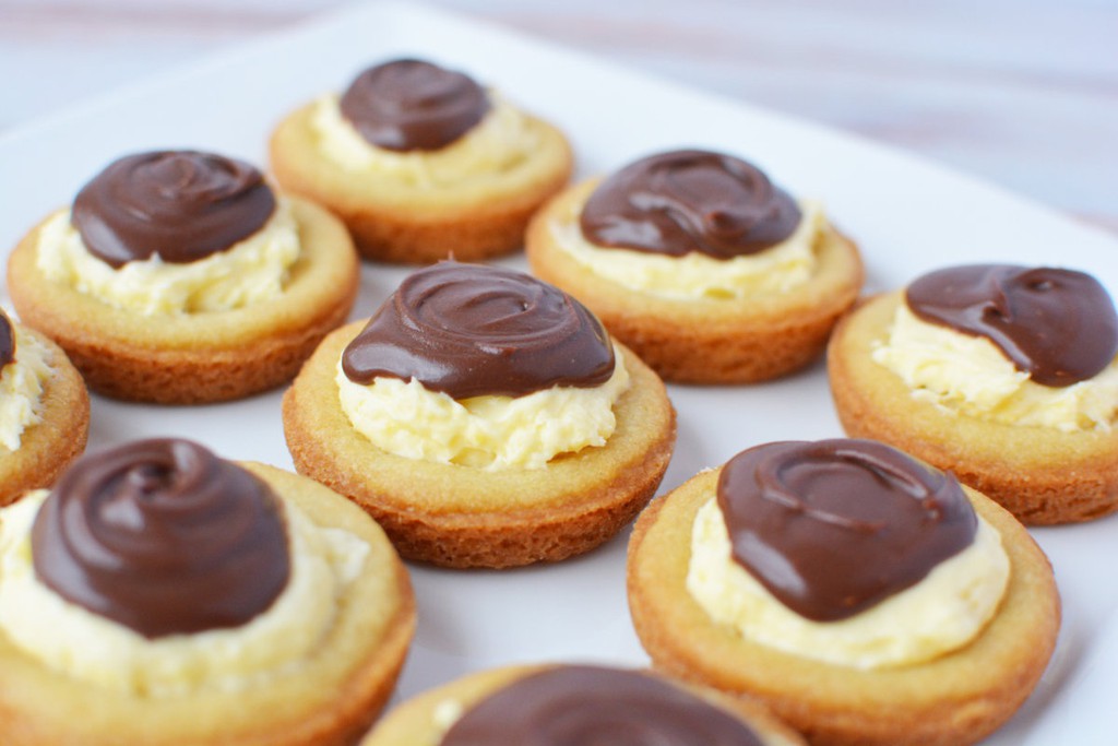 Quick and Easy Boston Cream Pie Cookies Recipe Read the full article: Quick and Easy Boston Cream Pie Cookies Recipe ▸ amagicalmess.com/boston-cream-p… #cookies #dessert