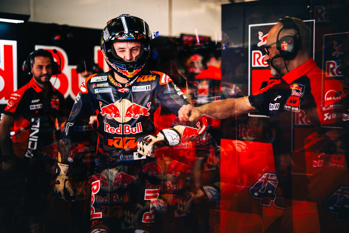 😉 Let's go racing, team! To the grid we go. 25 minutes until lights out! #KTM #ReadyToRace #AmericasGP 🇺🇸