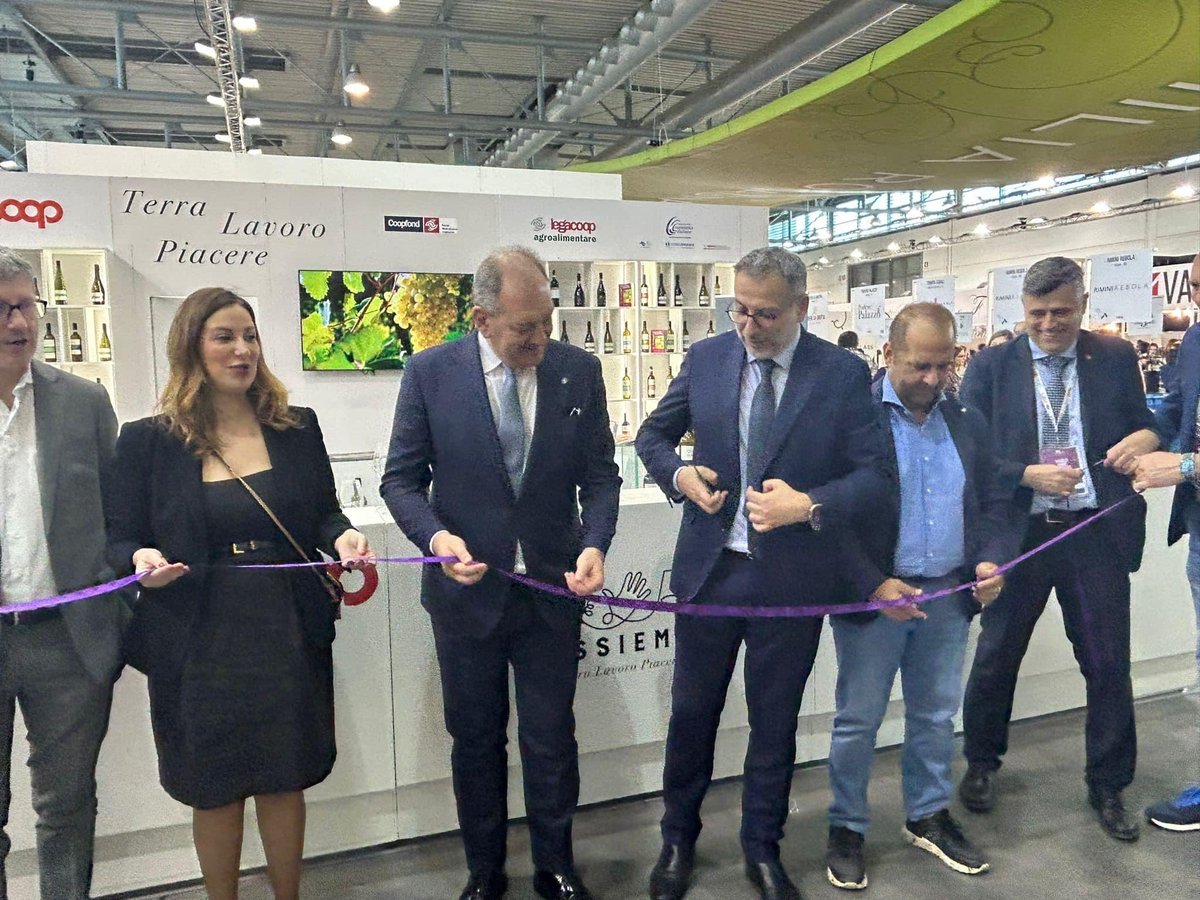 AGRA PRESS (@agrapress) on Twitter photo #vinitaly: sottosegretario <a href="/LaPietraSenato/">Patrizio La Pietra</a> @inaugura stand <a href="/LegacoopN/">Legacoop Nazionale</a> agroalimentare con presidente <a href="/CristianMaretti/">Cristian Maretti</a> e dg <a href="/saraguidelli/">Sara Guidelli</a> #vinitaly: sottosegretario <a href="/LaPietraSenato/">Patrizio La Pietra</a> @inaugura stand <a href="/LegacoopN/">Legacoop Nazionale</a> agroalimentare con presidente <a href="/CristianMaretti/">Cristian Maretti</a> e dg <a href="/saraguidelli/">Sara Guidelli</a>