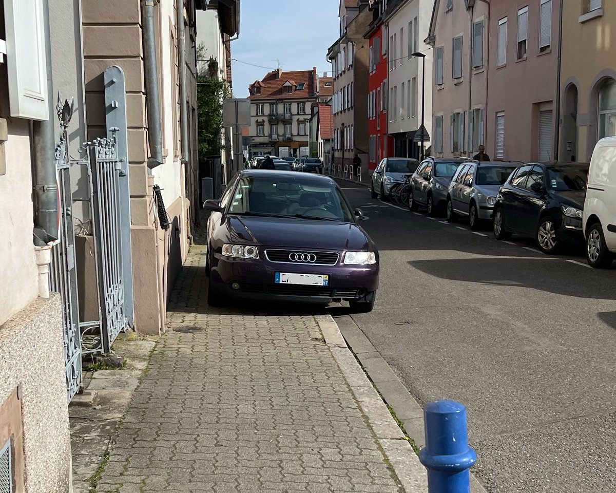 «Oui mais si je me gare sur les places de stationnement gratuites ma voiture risque d’être à plus d’un mètre de ma porte d’entrée»

📍 Rue Neuve

R417-11 Stationnement très gênant, amende de 4ème classe, 135€

#GCUM #Cronenbourg #Strasbourg #ImpunitéAutomobile