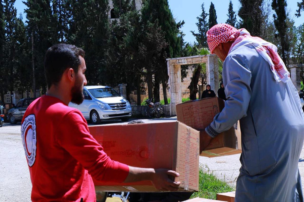 #Idlib📍 In order to alleviate some of the burdens, @SYRedCrescent volunteers, supported by @Intersos✅ spread Eid joy by distributing winter clothing to 210 returning families and 103 individuals with disabilities