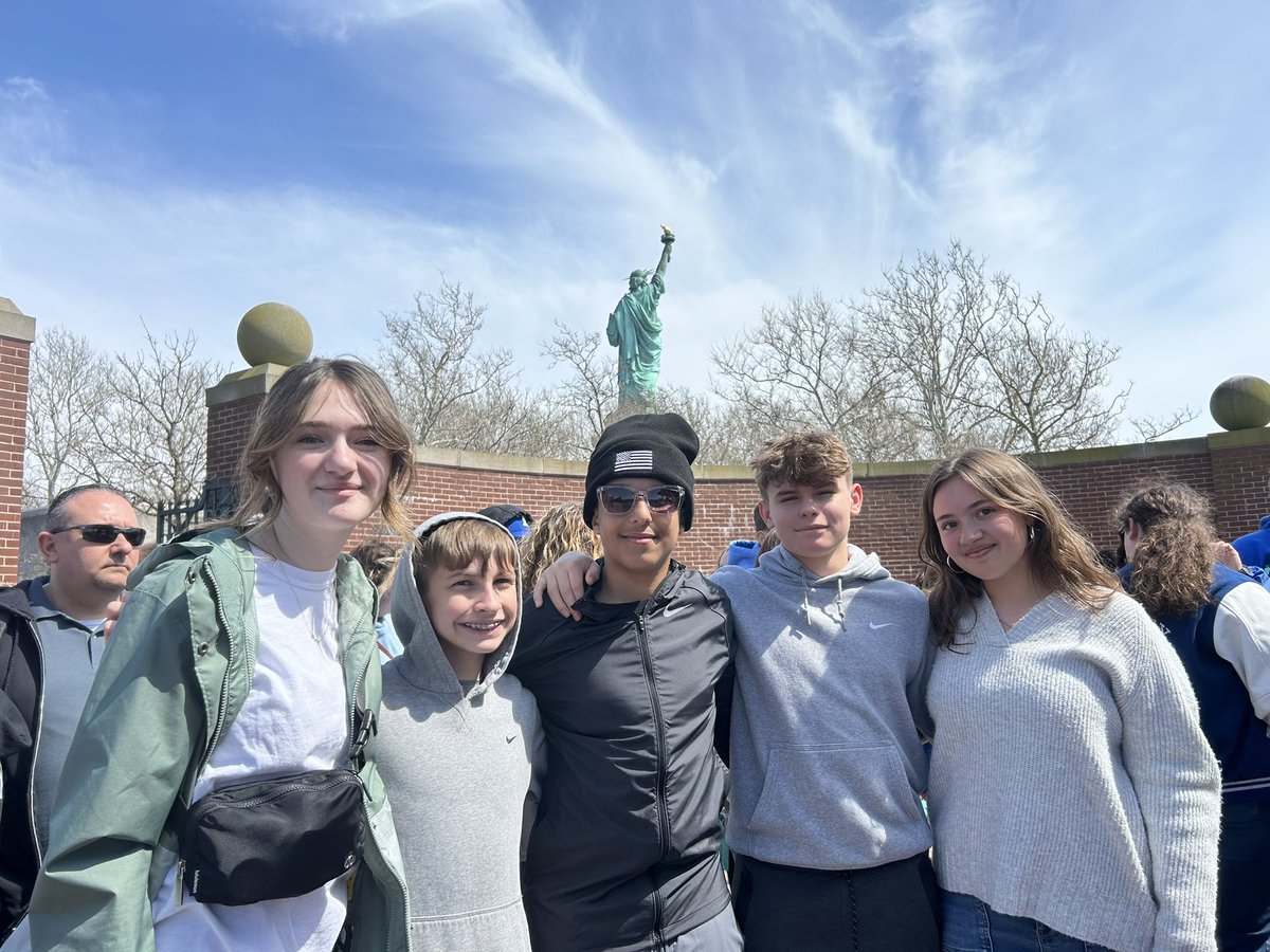 Our TMS students who participated in the high school musical were given the opportunity to go on the spring trip to NYC! We love that music opens up opportunities to experience history, culture, and new places! @TASDMusicK12 @TMSTrinityPride @TrinityAreaSD @TRINITY_MLUCAS