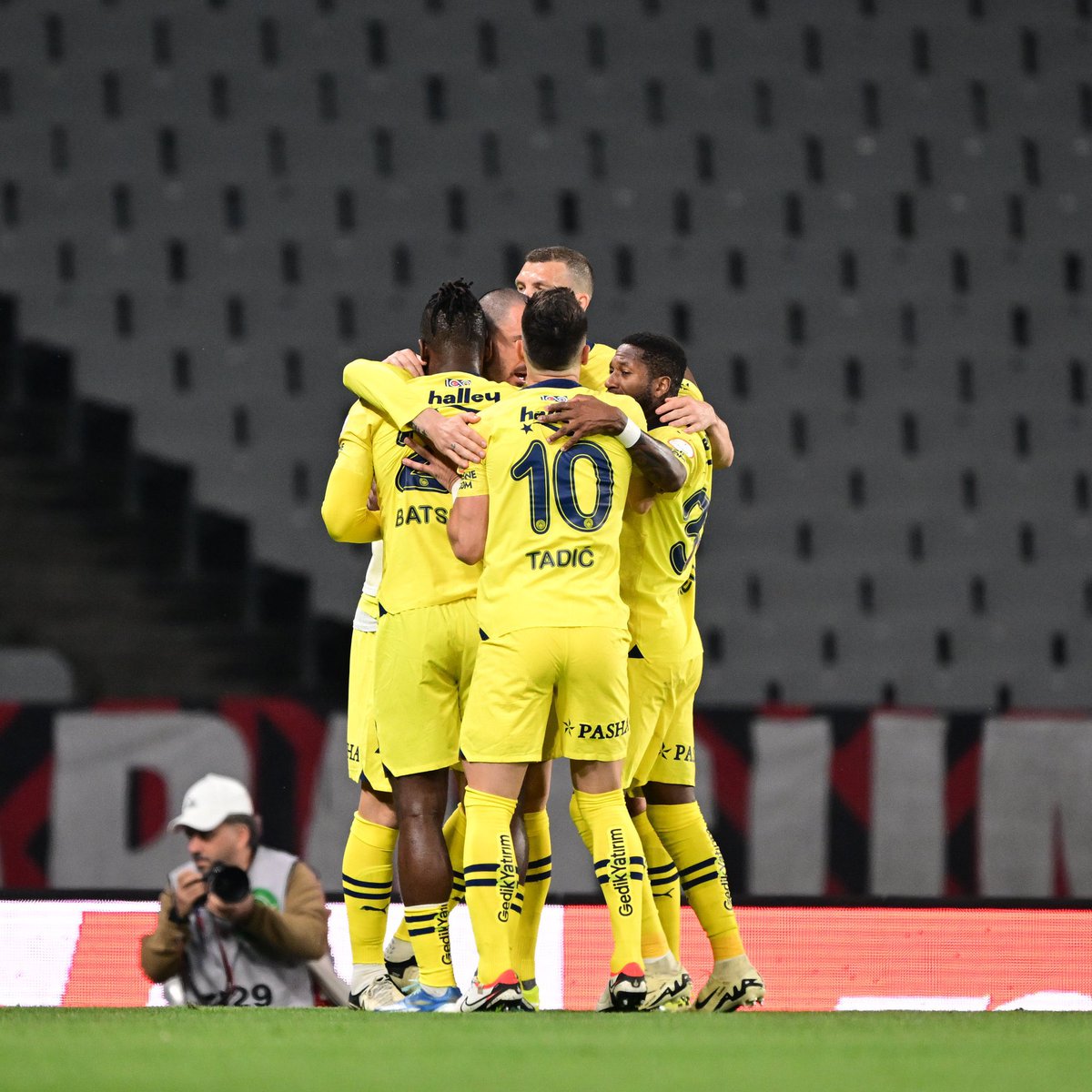 Süper Lig tarihinde bir sezonda üst üste 10 deplasman galibiyeti alan ilk takım: FENERBAHÇE! 🟡🔵