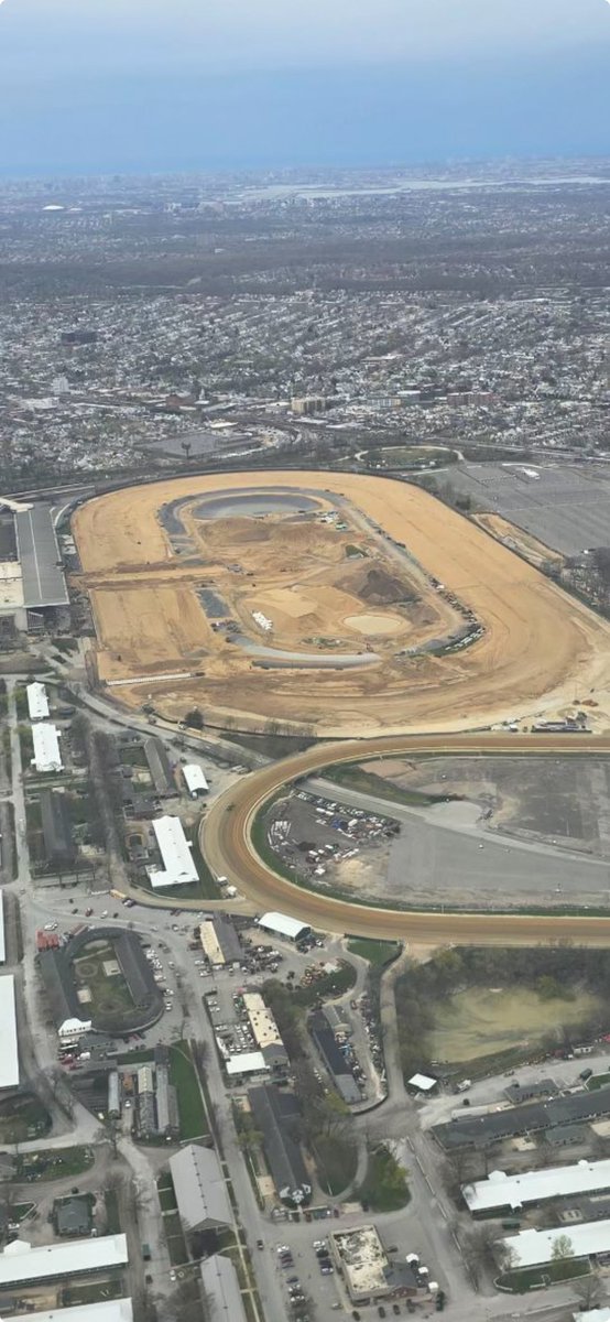 A very recent overhead shot of Belmont Park ⁦@TheNYRA⁩. The crushed stone oval is the outline of the 1-mile Tapeta, which will be inside of both turf courses. The pedestrian tunnel connecting frontside to the infield also shown pretty clearly here.