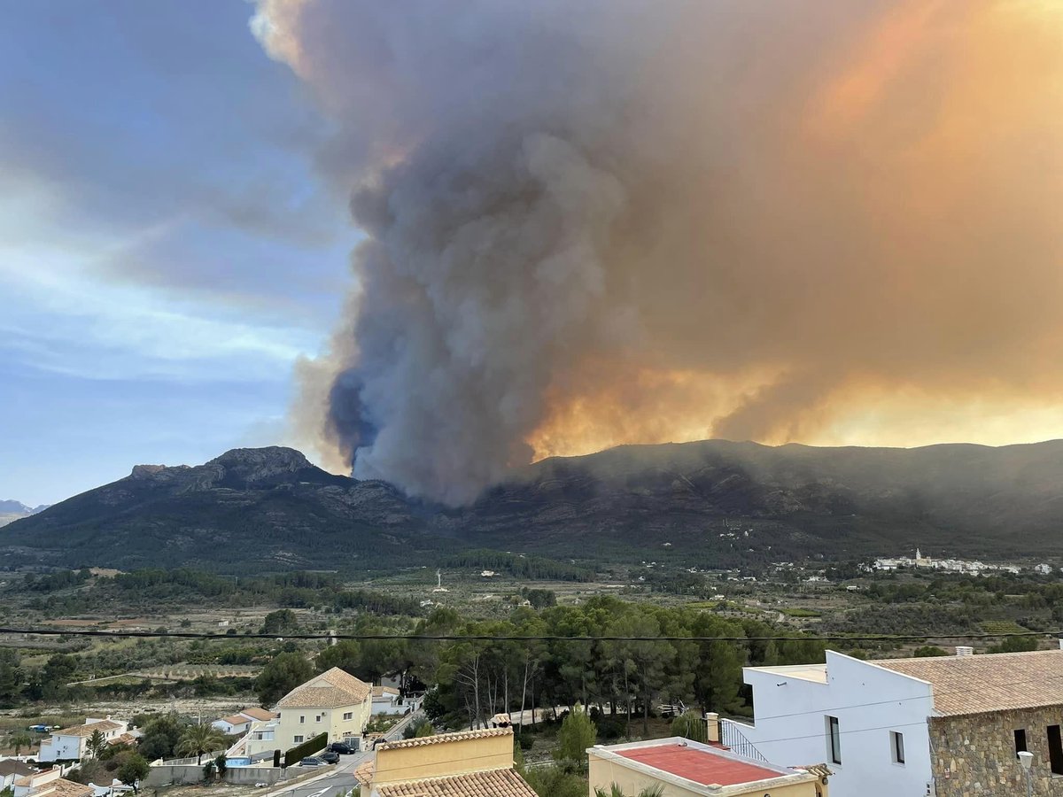 🔴EN DIRECT Un important feux de forêt est en cours sur la commune de #Tarbena (#Espagne) 👉 L'incendie est en cours 🌳 Nombre d'hectares : Inconnu pour le moment. 🛩️/ 🚁 6 moyens aériens sont engagés. 🚒 Nombre de SP sur place : 11 GIFF + 1 GIFF UME 🏃‍♂️ 40 logements /