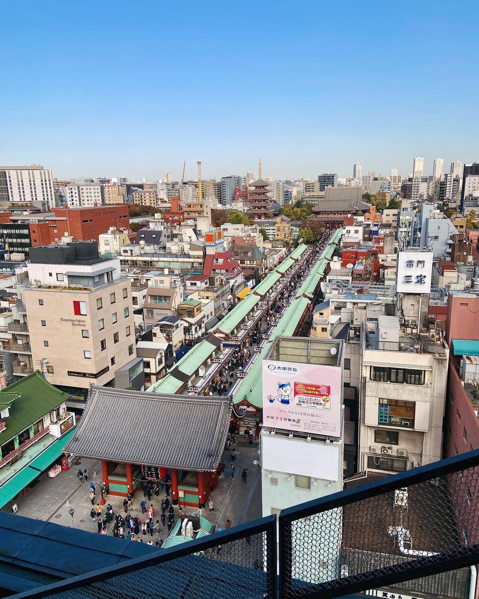 En Asakusa, la tradición y la modernidad van de la mano y merece la pena pasar una mañana perdiéndose por sus rincones. Hoy te llevamos de paseo por este interesante barrio de Tokio. youtu.be/CM4rV10LMSU?si…