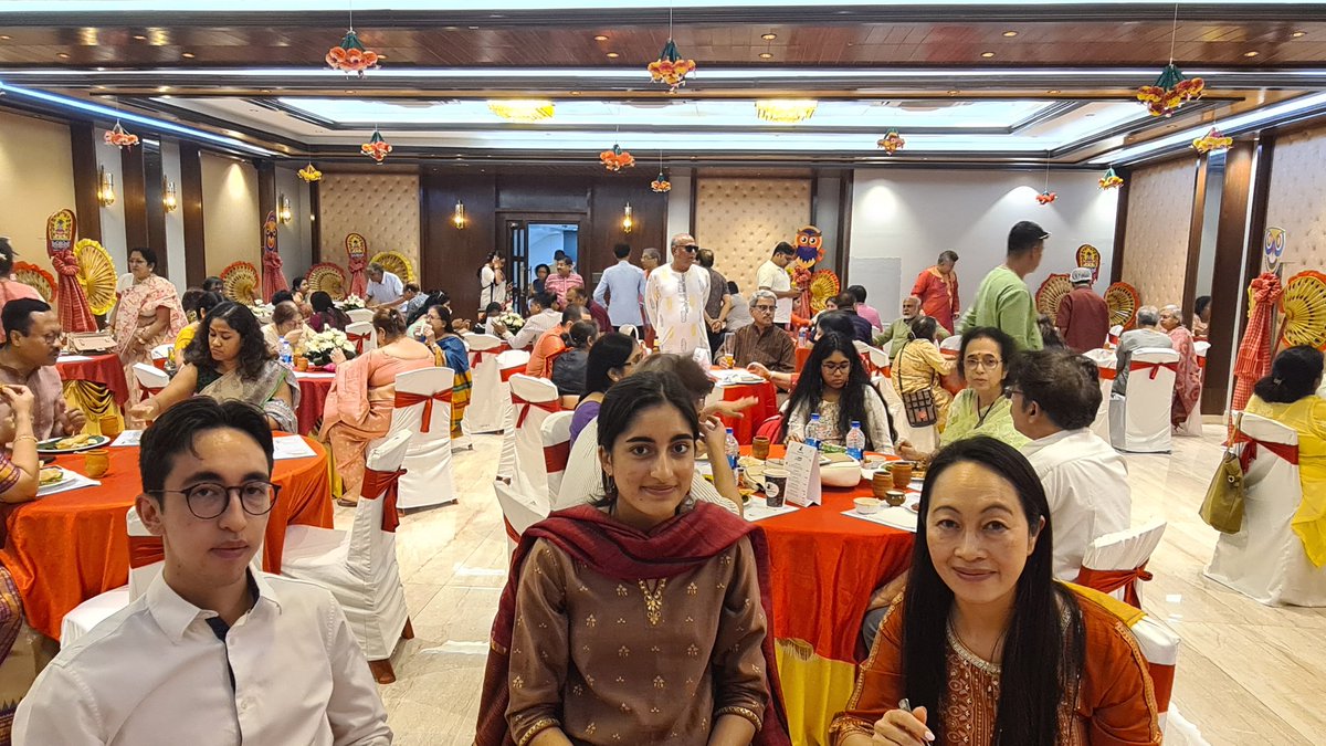 We celebrated Bengali New Year at the wonderful Calcutta Rowing Club today where some of us dressed up for the occasion and all of us enjoyed the sumptuous spread - many new dishes for me along with quite a few I have become familiar with. Some went back thrice, not I though 😋