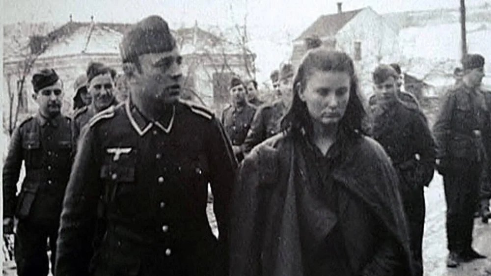piratafm1's tweet photo. Lepa Svetozara Radic é uma #partidária iugoslava que lutou durante a Segunda Guerra Mundial contra os #nazistas.
nasceu em 1925; ela tinha 15 anos na época da invasão da Iugoslávia pela #Alemanha nazista. 1941, quatro membros de sua família juntaram-se aos #guerrilheiros. https://t.co/ofA9MkDp3K
