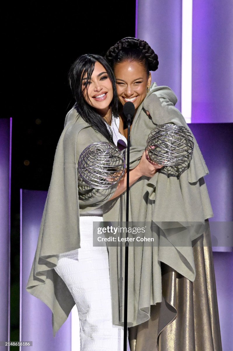 Alicia Keys & Kim Kardashian presenting at the #BreakthroughPrize ceremony ❤️