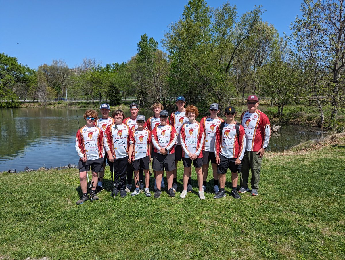 Shoutout to Kevin Dolan ‘27 for the biggest Bluegill, Luca Gruska ‘27 for the MOST Bluegill, Michael Distelrath ‘25 for the Big Bass, and Danny Swallow ‘24 for the MOST bass, as the @DeSmetJesuitHS fishing team beat Oakville today #RaiseTheBar @DeSmet_ADBarker @STLhssports