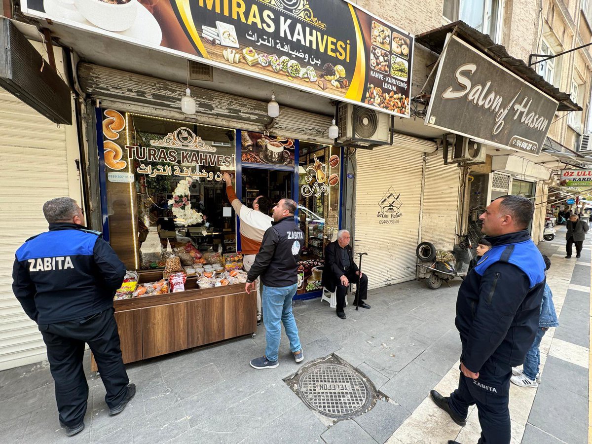 İngilizce tabelalara ses çıkarmayan Kilis belediyesi Arapça tabelaları kaldırmaya başlamış. Bu ilkel ve ırkçı uygulama tam bir utançtır.