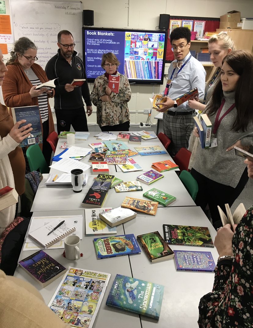 Book blankets are also great for staff CPD and Teacher Reading Groups to expose staff to new/exciting quality texts and to give time to ENJOY reading! ❤️📚 @OpenUni_RfP #readingforpleasure