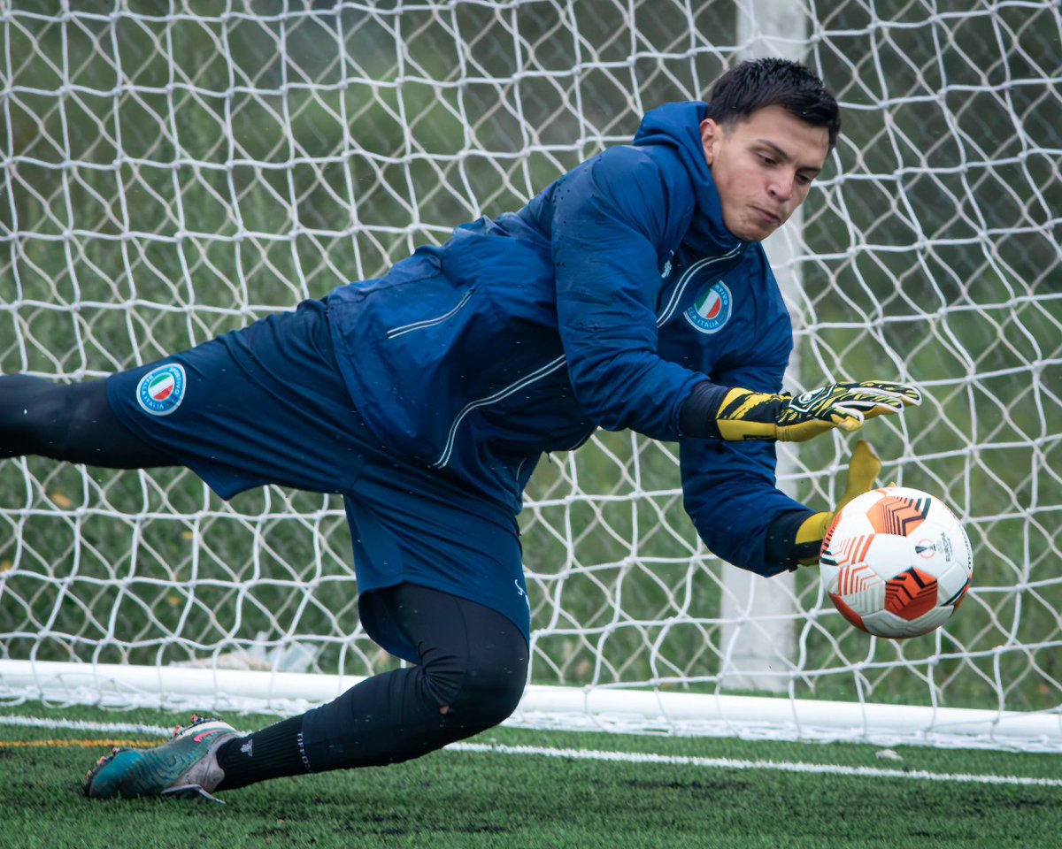 Sí, existe y hoy es el Día del Golero 🧤 Algunos dicen que es el puesto más ingrato, pero también es el más salvaje 🐅🛡 Saludamos a nuestros goleros azzurros. #ElAzzurro 🇮🇹