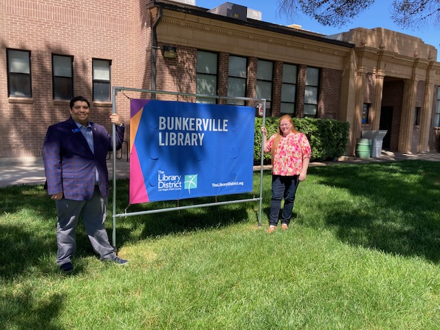 Did you know we have 25 unique branches you can visit across Southern Nevada 😎? Our Board of Trustees Chair @npwaugh & awesome #BunkervilleLibrary branch associate Cristina Cardon-Sessions invite you to check out this beautiful & cozy branch. thelibrarydistrict.org/locations #FreeToBe