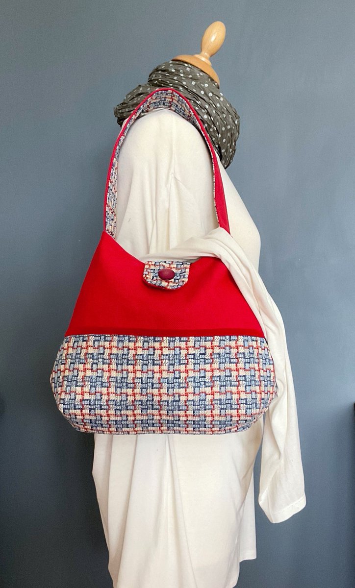 A corker of a Girly Bag here in a glorious red mix. Don’t miss out, as a one off once it’s gone, it’s gone #MHHSBD #ShopIndie #HandmadeHour buff.ly/2F1nKi1