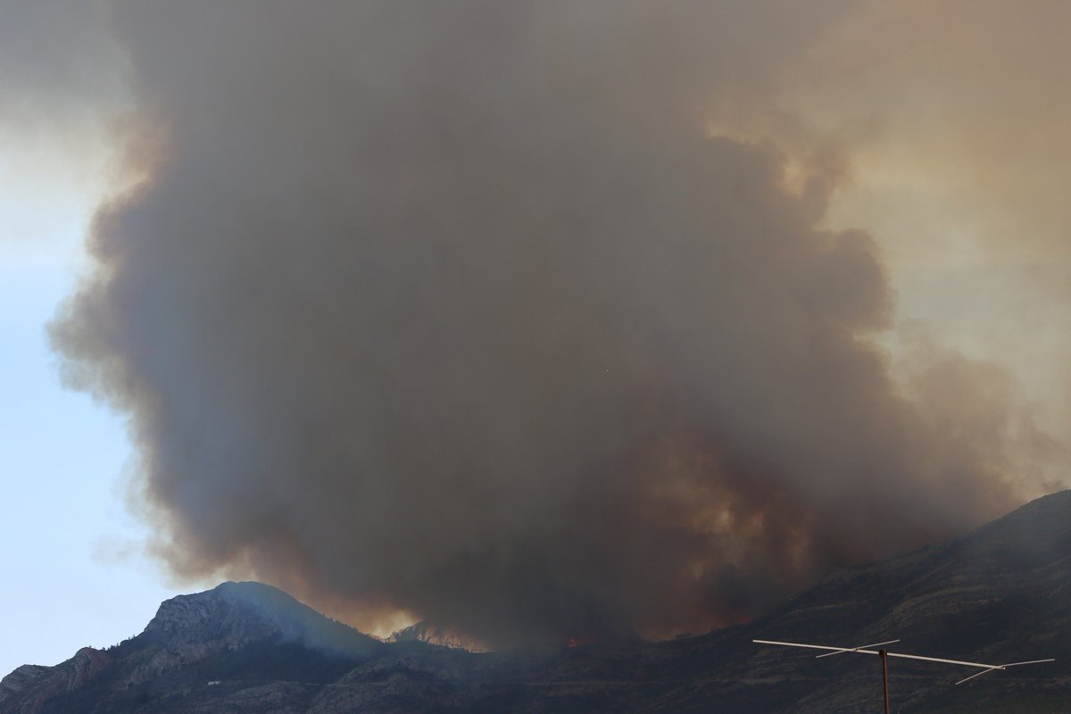 MeteOrihuela's tweet photo. #IFTàrbena. ¡Qué triste! Esta tarde (14/04/2024), #incendio forestal entre #Tarbena y #Parcent (#Alicante). Por el régimen de vientos dominante, parte del humo está llegando a la comarca #VegaBaja del Segura. Mucho ánimo a los equipos de extinción. Imágenes: @VOSTcvalenciana. https://t.co/YpQmTdUxmy