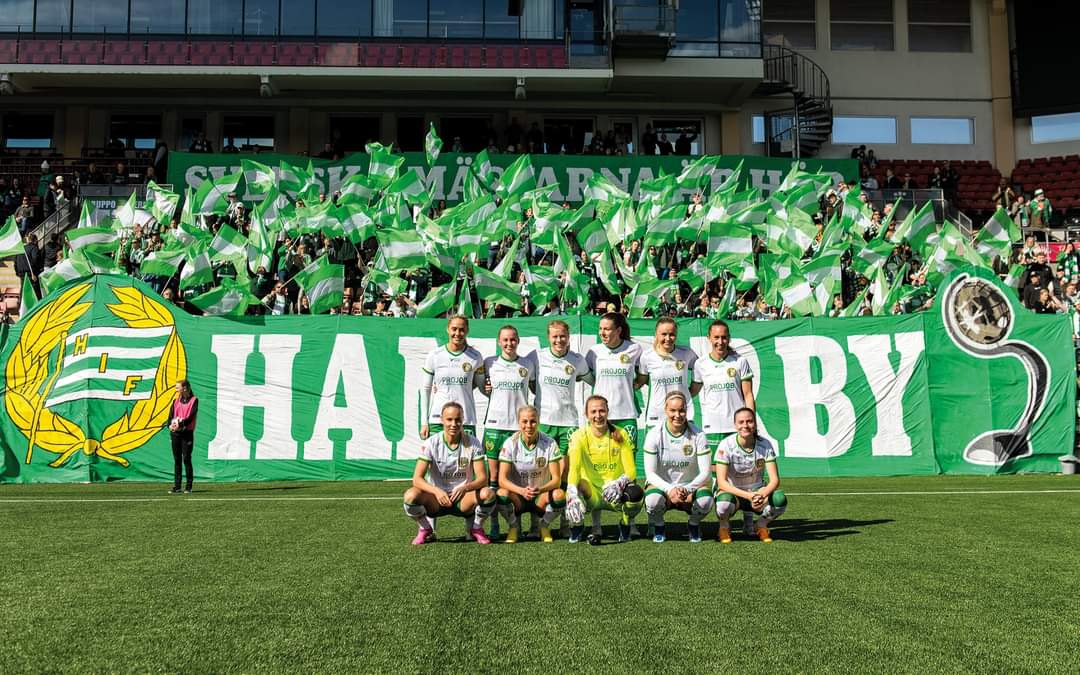 SimonSandstrm1's tweet photo. Den här inramningen match efter match är ingen annan klubb ens i närheten av! 1000 bortafans, tifo och konstant sång i takt till trummorna. Vi är bäst i världen och det bästa är ju att vi har flera växlar kvar. Hemmapremiär på söndag, det på Nya Söderstadion. Köp biljetter! 💚🤍 https://t.co/4P0FUsaS1p