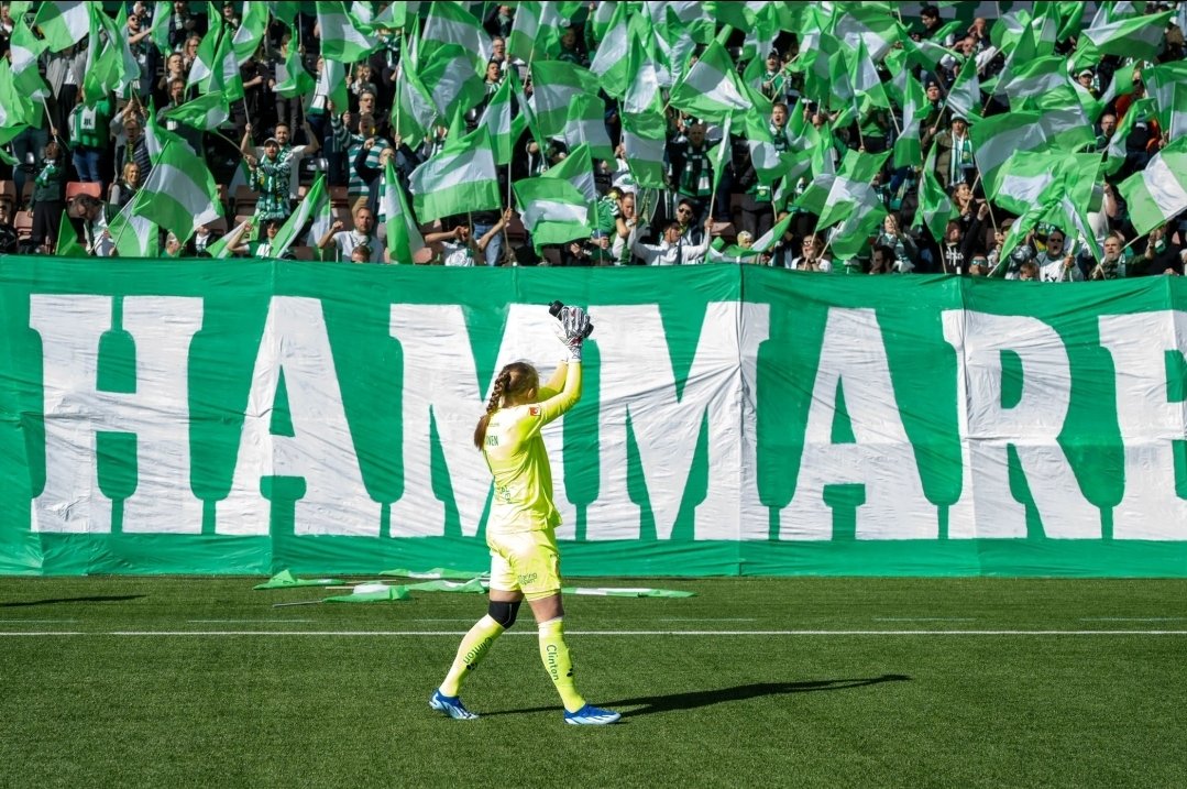 SimonSandstrm1's tweet photo. Den här inramningen match efter match är ingen annan klubb ens i närheten av! 1000 bortafans, tifo och konstant sång i takt till trummorna. Vi är bäst i världen och det bästa är ju att vi har flera växlar kvar. Hemmapremiär på söndag, det på Nya Söderstadion. Köp biljetter! 💚🤍 https://t.co/4P0FUsaS1p