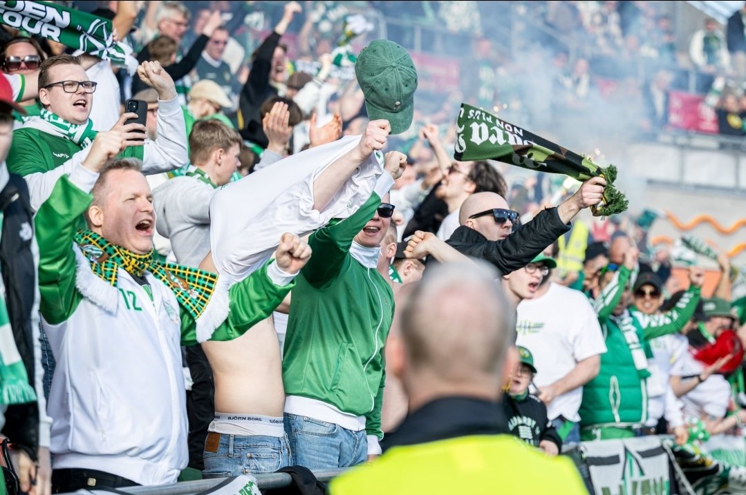 SimonSandstrm1's tweet photo. Den här inramningen match efter match är ingen annan klubb ens i närheten av! 1000 bortafans, tifo och konstant sång i takt till trummorna. Vi är bäst i världen och det bästa är ju att vi har flera växlar kvar. Hemmapremiär på söndag, det på Nya Söderstadion. Köp biljetter! 💚🤍 https://t.co/4P0FUsaS1p