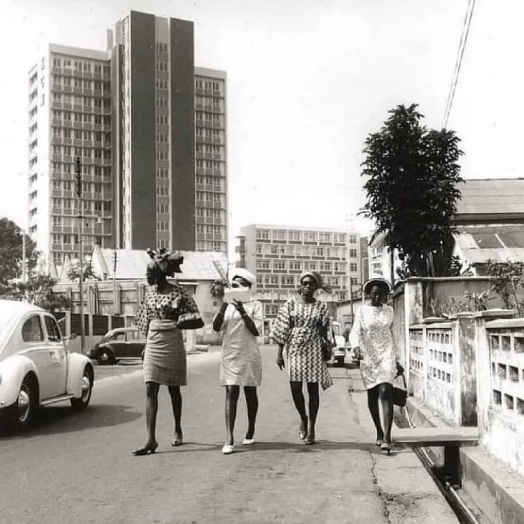Lagos big girls taking a stroll in Ikoyi, Lagos, Nigeria 🇳🇬 1970s The fashion 💯