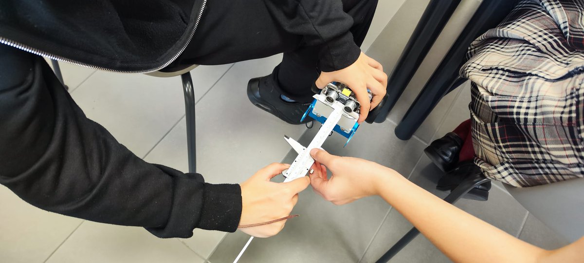 Dona_tic's tweet photo. 👩‍💻🧑‍💻Diseñando la defensa que crearemos con impresión 3D para el mbot 🤖 , la usaremos en la competición de Sumo 💪 🏆
#roboticaeducativa #steameducation #STEAM #profesores #tecnologia #primaria #Secundaria #colegios #IES #empresas #siero #gijon #oviedo #asturias https://t.co/wQ1lJHUl9s