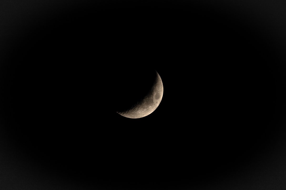 Its been a really long time im sorry here's my first shot of the moon mounted my camera on the awesome #Neewertripod @neewerofficial @MoonHourSocial @moonhourpics f7.1 1/640 ISO 200 at 500mm slightly copped in PS