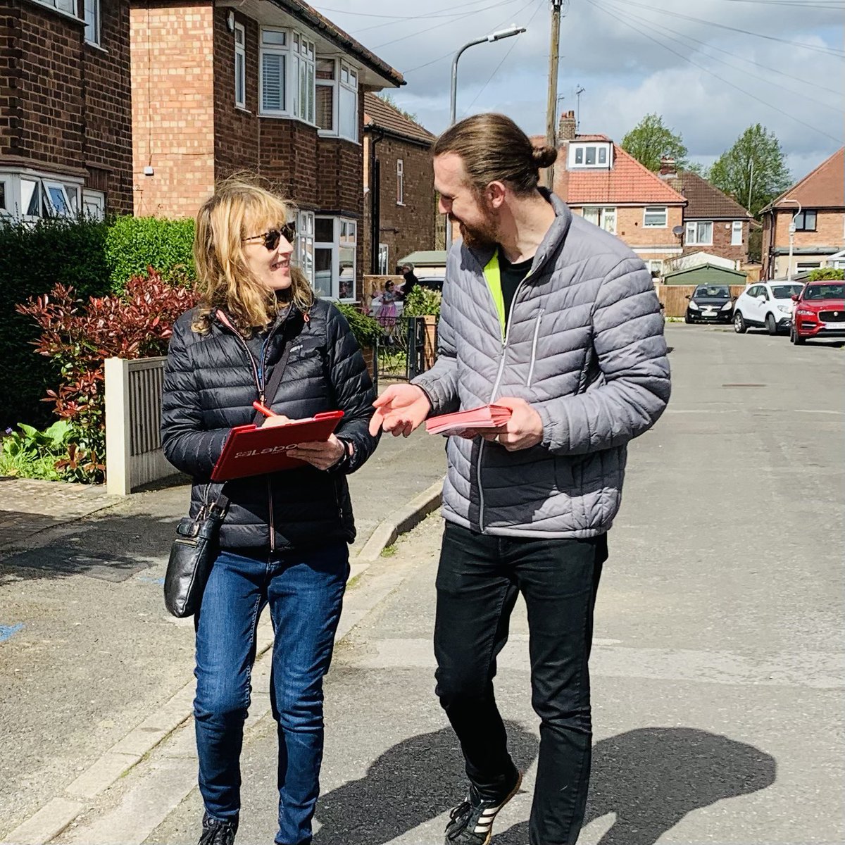 New board runner learning the ropes from our candidate @TMarsh05 in Attenborough today 🚪🌹 🚪🌹 🚪🌹 🚪Not in 😂