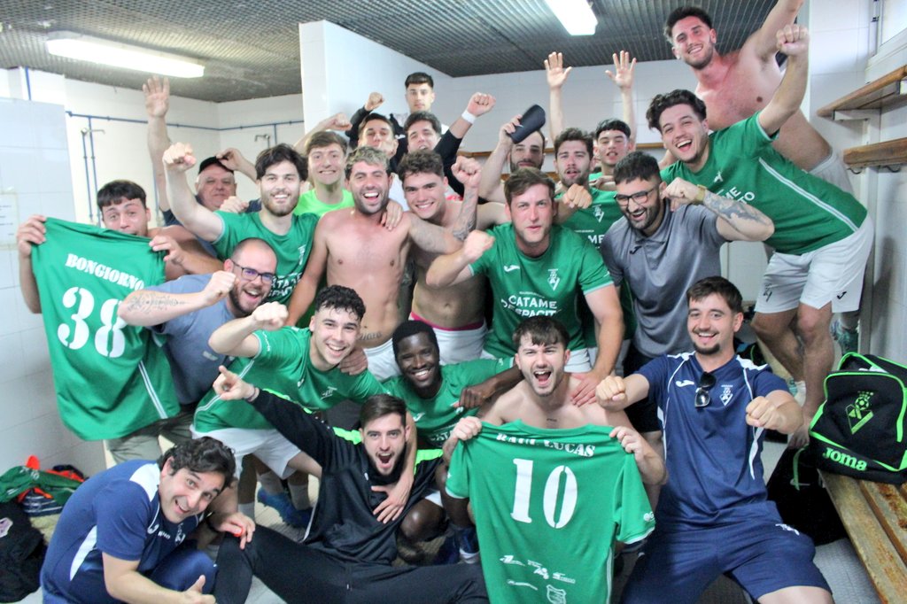 RMolinadeportes's tweet photo. @archenafc 2️⃣-3️⃣ @ef_altorreal 
Imperial victoria de las Águilas verdes en el Andrés Abenza de Archena en el partidazo de la jornada que no defraudó, los molinenses brindaron una gran remontada a la afición desplazada al Valle de Ricote, remontada épica del 2-1 al descanso. https://t.co/DCBpyAqLRr