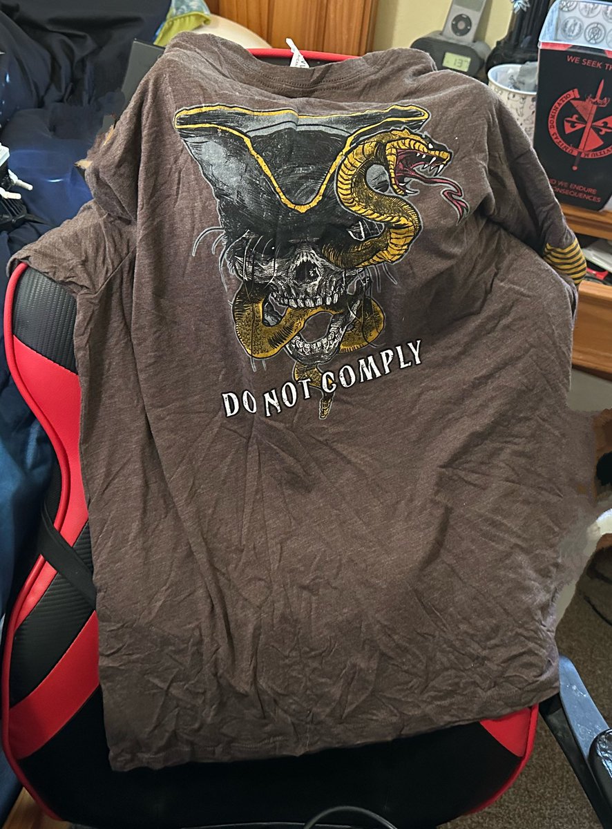 These are one of @Drunk3po Shirts he had @YellowFlashGuy @GeorgeMolho @QTRBlackGarrett @AdamCrigler @FlawdTV @DDayCobra @KinelRyan @FearTheBeardo I will be using one of them on my next new leg just not sure which one since the colors will be on it I can’t wait to see Jays Face…