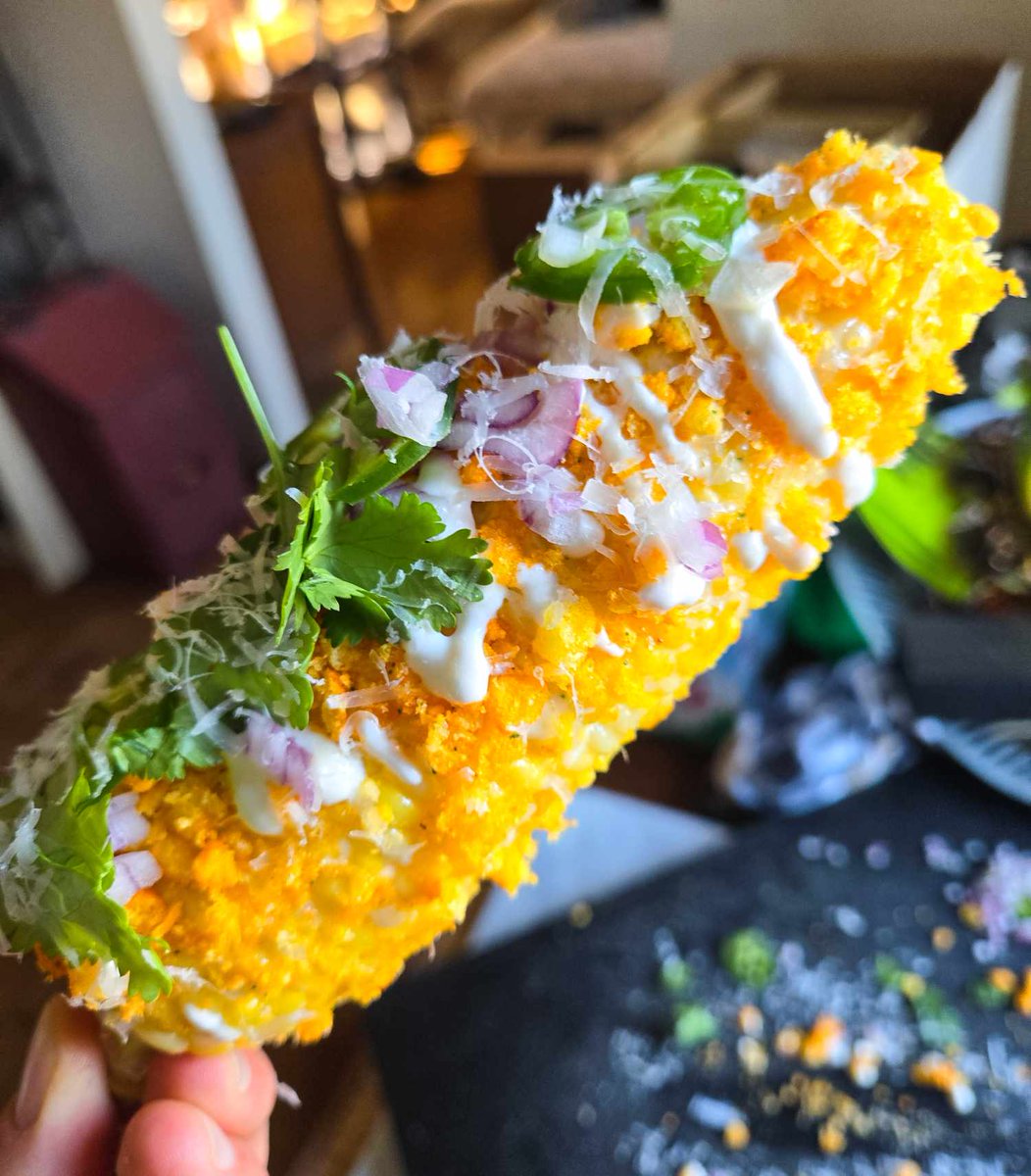 happyveg1986's tweet photo. https://t.co/pqVYNxkISd

How fun! I love #streetcorn and love this version so much! Fresh corn slathered in mayo & rolled in crushed Jalapeno Cheetos. Finished with sour cream, Tajin, cilantro, diced onions, grana, and sliced jals.

#vegetarian #RecipeOfTheDay #freshcorn #corn #goodeats #happyvegrecipes #cheetos